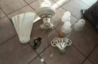 Ventilador de techo blanco con luces