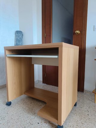 Scrivania compatta con ruote