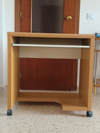 Scrivania compatta con ruote