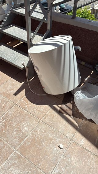 Calentador de agua blanco
