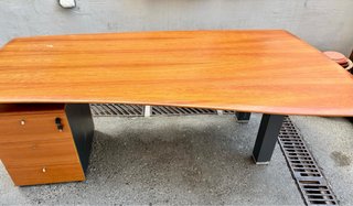 Mesa de despacho de madera