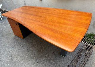Mesa de despacho de madera