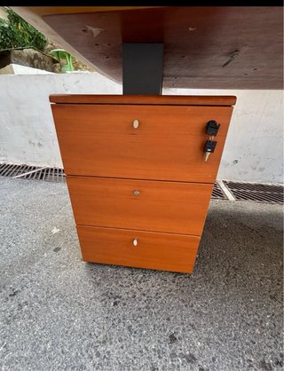 Mesa de despacho de madera