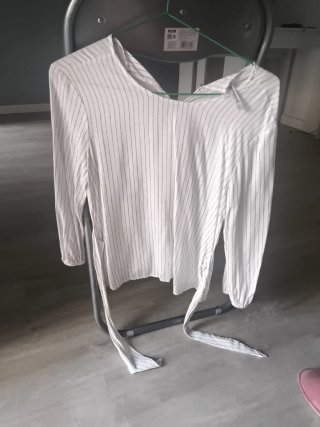 Blusa blanca con rayas finas