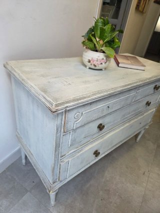 Cómoda antigua de madera