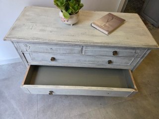 Cómoda antigua de madera