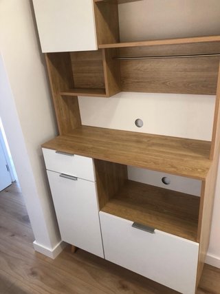 Mueble de madera convinada.
