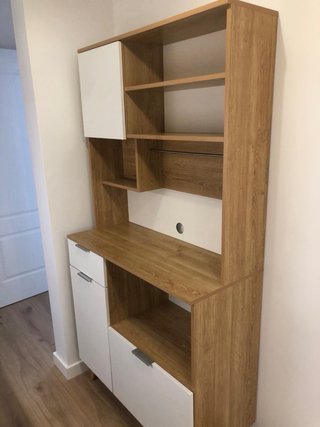 Mueble de madera convinada.