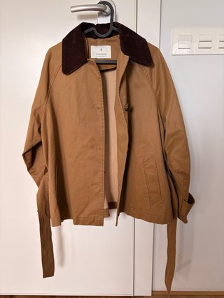 Gabardina corta Stradivarius marrón