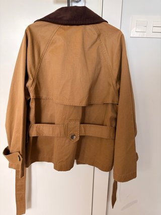 Gabardina corta Stradivarius marrón