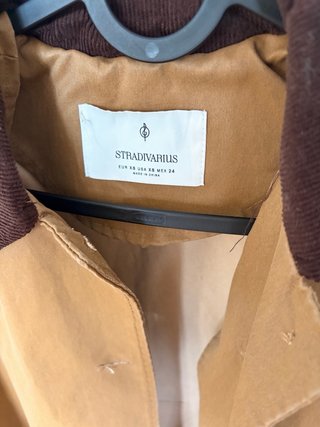Gabardina corta Stradivarius marrón
