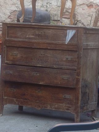 Cómoda antigua de madera para restaurar