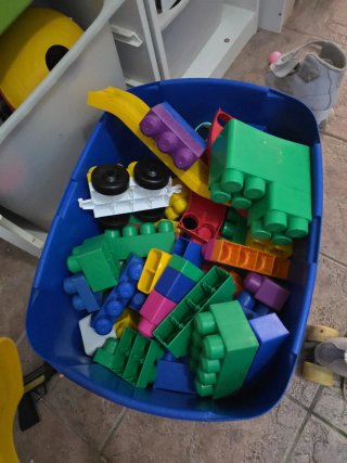 Cubo de piezas de construcción para niños