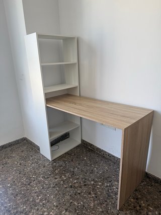 Escritorio con estantería