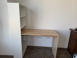 Escritorio con estantería