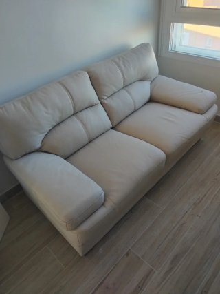 Sofá de piel beige