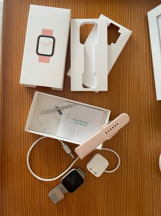 Smartwatch dorado y rosa
