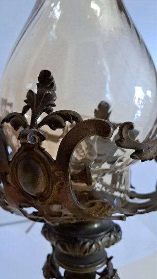 Lampada da tavolo in metallo e vetro