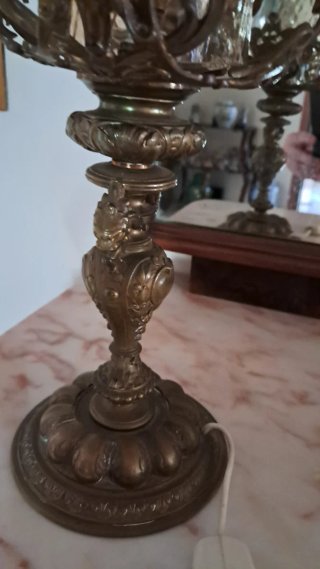 Lampada da tavolo in metallo e vetro