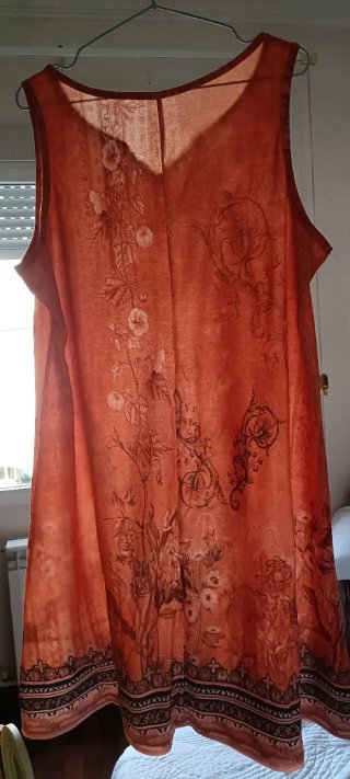 Vestido naranja con estampado floral