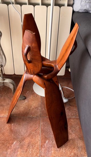 Mesa auxiliar artesanal de madera