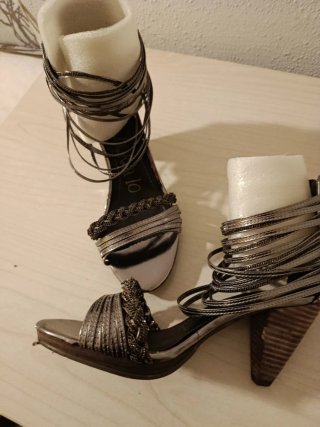Sandalias tacón plateadas con tiras
