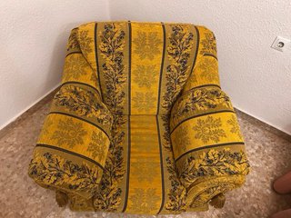 Sillón de tela dorado con estampado