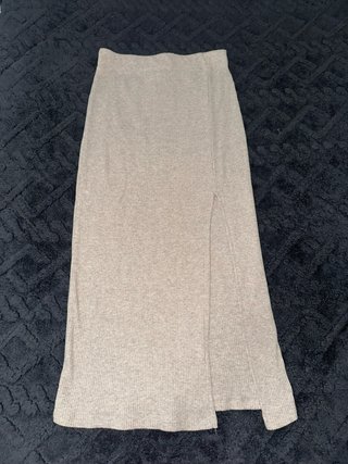 Falda larga beige con abertura