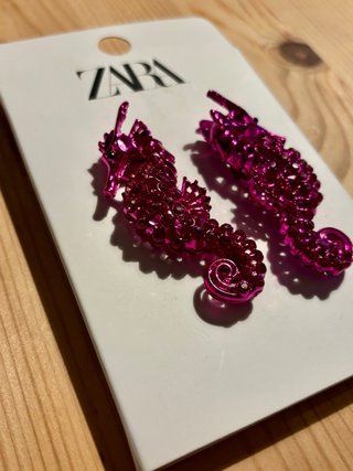 Pendientes Caballito de Mar Fucsia Zara