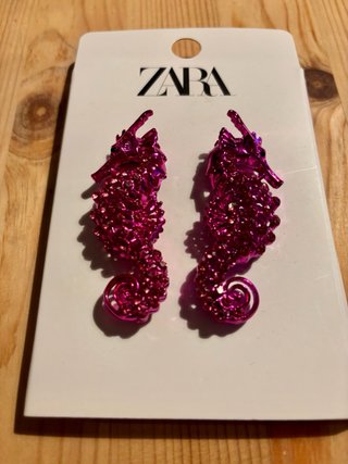 Pendientes Caballito de Mar Fucsia Zara