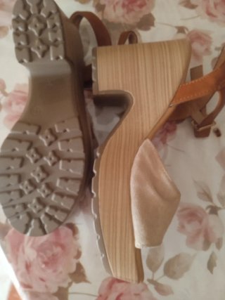 Sandalias de cuña mujer beige y marrón