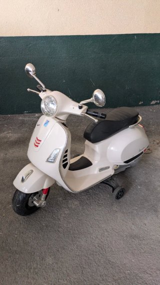 Moto Eléctrica Infantil Vespa Blanca