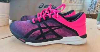 Zapatillas deportivas Asics rosas y moradas