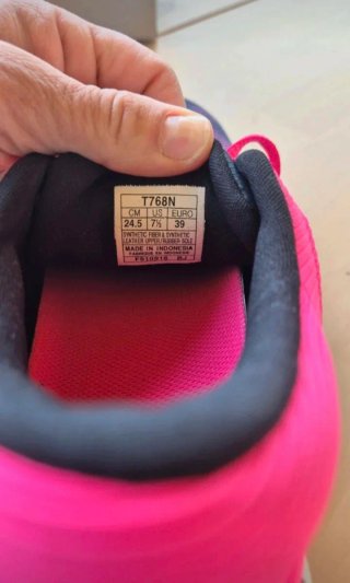 Zapatillas deportivas Asics rosas y moradas