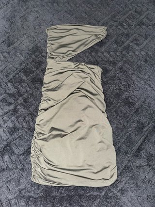 Vestido verde oliva con corte