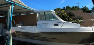 Embarcación tipo cabin cruiser moderno y funcional