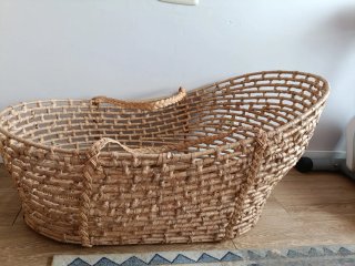 Moisés de mimbre con soporte