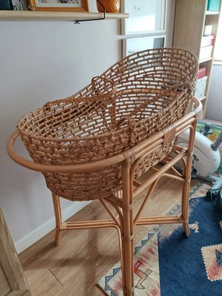 Moisés de mimbre con soporte