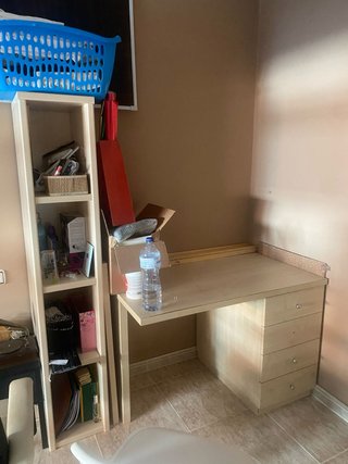 Escritorio con estantería de madera