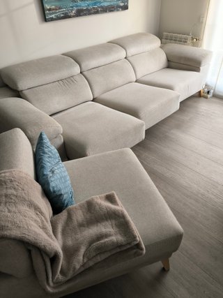 Sofá modular beige con chaise longue independiente