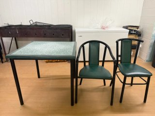 9 Mesas y 24 Sillas con Reposabrazos y 15 sillas