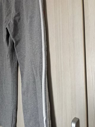 Chándal Adidas gris con flores naranjas.