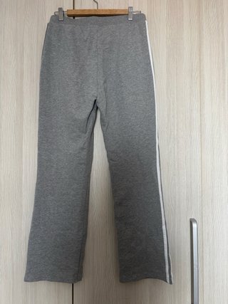 Chándal Adidas gris con flores naranjas.