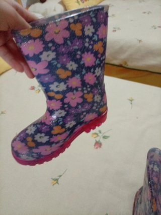 Botas de agua con flores Son de la talla 28