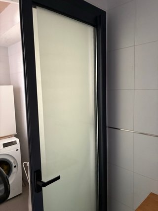 Puerta corredera de aluminio y cristal
