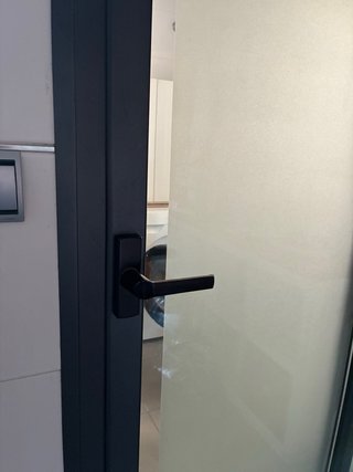 Puerta corredera de aluminio y cristal