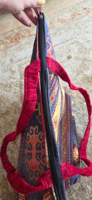 Bolso de mano hecho de terciopelo
