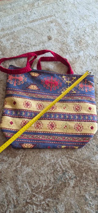 Bolso de mano hecho de terciopelo
