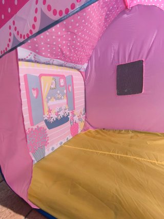 Casita de juego infantil desmontable de tela.