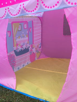 Casita de juego infantil desmontable de tela.